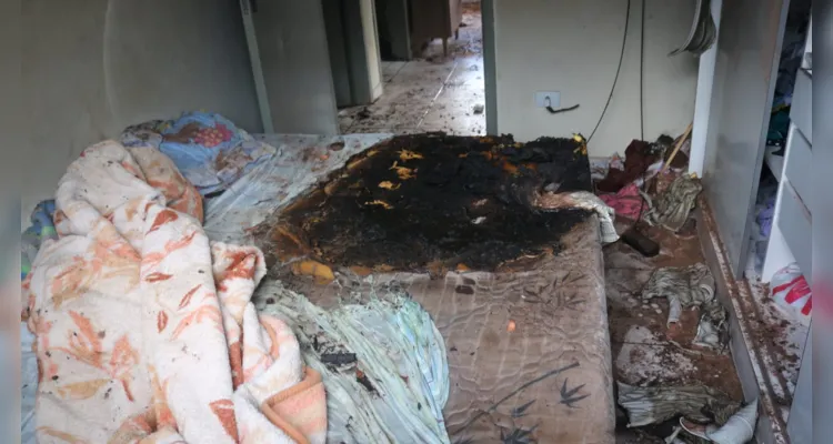 O fogo começou no colchão e se alastrou pelo telhado de PVC da casa.