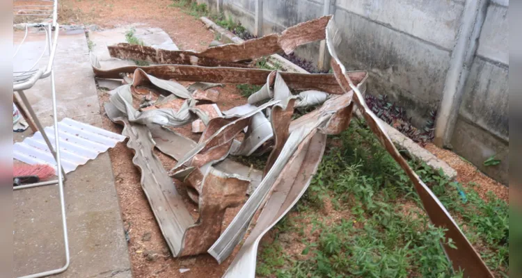 O fogo começou no colchão e se alastrou pelo telhado de PVC da casa.