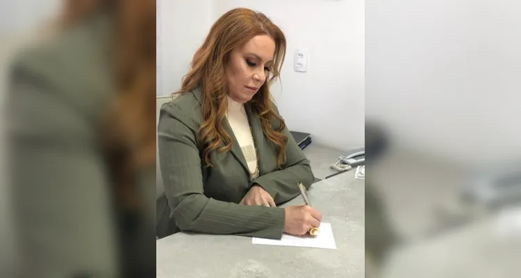 Médica ginecologista, é especialista em cuidado da mulher madura, sexualidade feminina e rejuvenescimento íntimo.