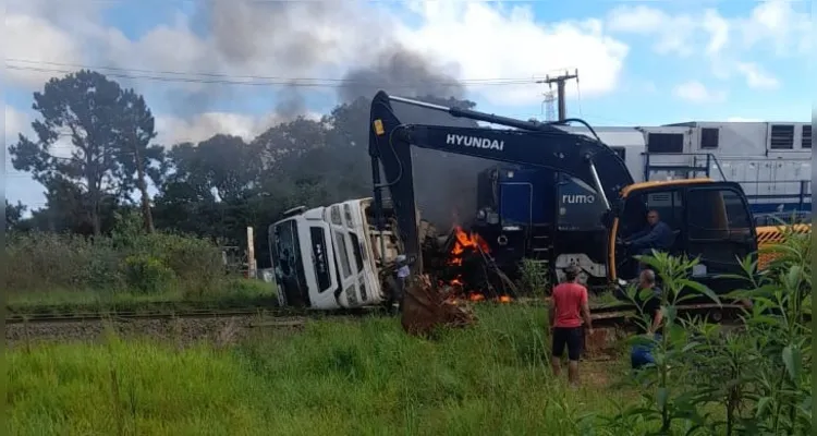 Caminhão e trem pegaram fogo por conta da colisão