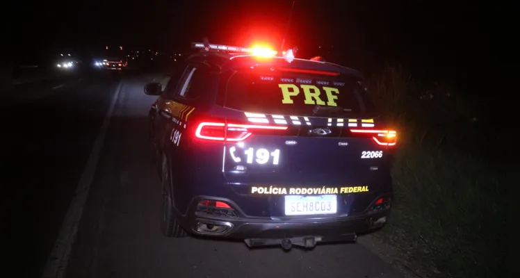 Carro é arremessado para fora da pista em acidente na BR-376