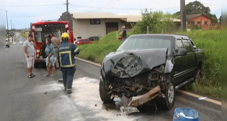 Caminhonete sai da pista e colide com poste na Avenida Souza Naves