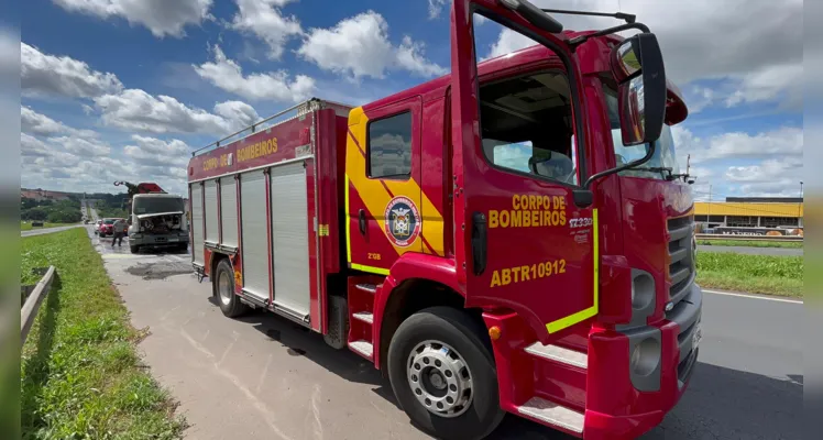 Caminhão pega fogo na BR-376 entre Curitiba e Ponta Grossa