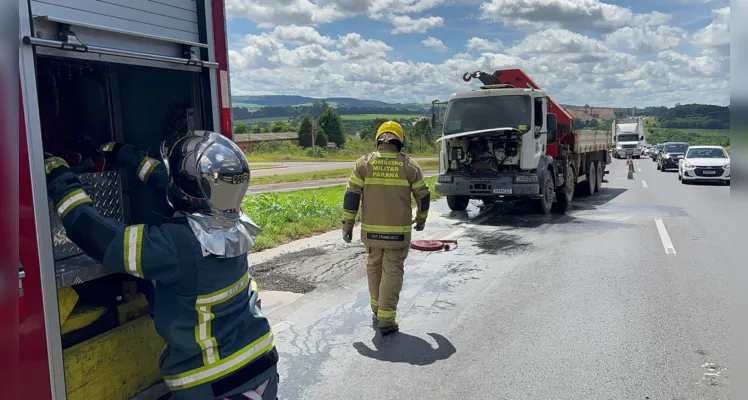 Caminhão pega fogo na BR-376 entre Curitiba e Ponta Grossa