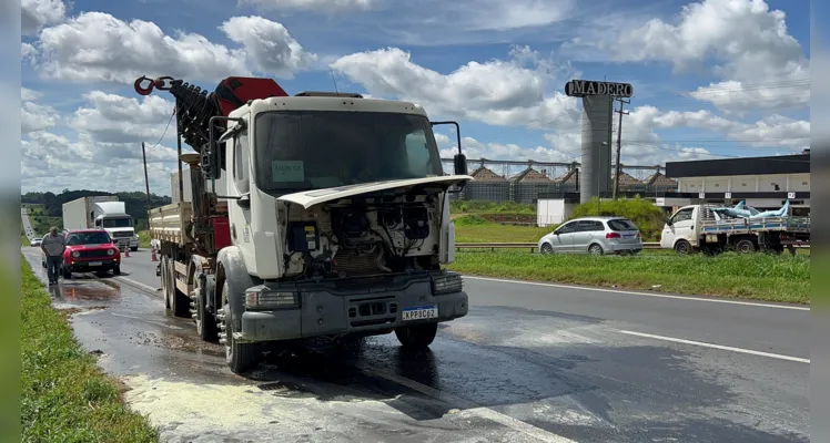 Caminhão pega fogo na BR-376 entre Curitiba e Ponta Grossa