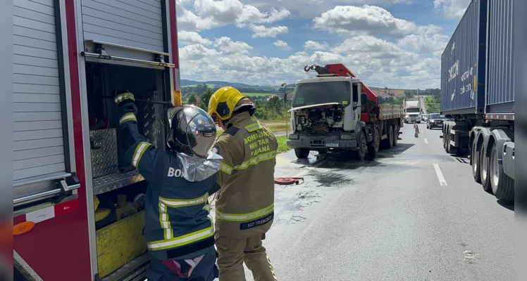 Caminhão pega fogo na BR-376 entre Curitiba e Ponta Grossa