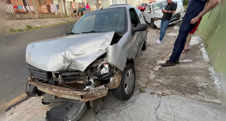O motorista do Peugeot teve um ferimento no ombro esquerdo e foi encaminhado ao Hospital Geral Unimed.