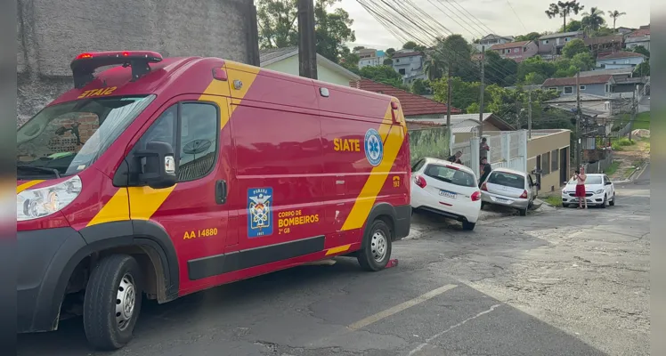 O motorista do Peugeot teve um ferimento no ombro esquerdo e foi encaminhado ao Hospital Geral Unimed.