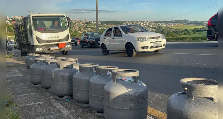 O motorista do caminhão relatou que não sabia informar como a carga caiu do caminhão, pois o compartimento estava fechado.