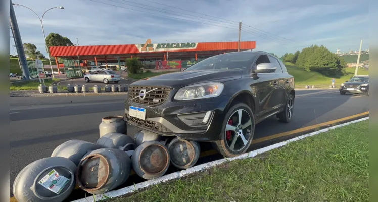 O motorista do caminhão relatou que não sabia informar como a carga caiu do caminhão, pois o compartimento estava fechado.