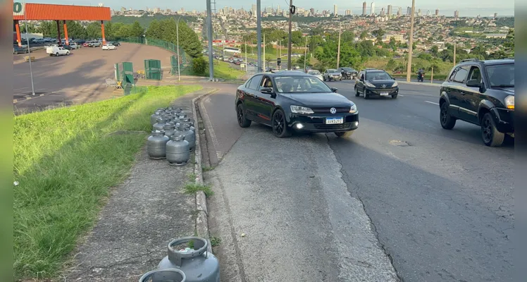 O motorista do caminhão relatou que não sabia informar como a carga caiu do caminhão, pois o compartimento estava fechado.