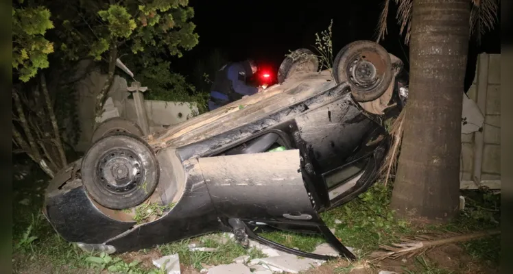 Fiat Palio colidiu com o muro de uma chácara após o acidente