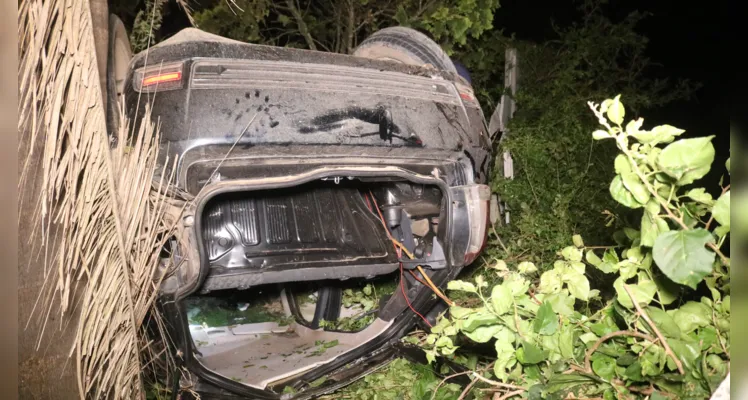 Fiat Palio colidiu com o muro de uma chácara após o acidente