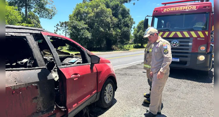 Carro, modelo Ford EcoSport, era conduzido por um casal de idosos. 