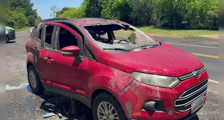 Carro, modelo Ford EcoSport, era conduzido por um casal de idosos. 