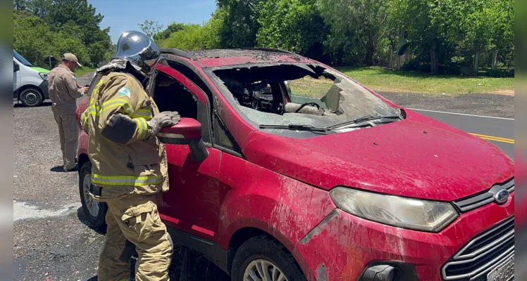 Carro, modelo Ford EcoSport, era conduzido por um casal de idosos. 