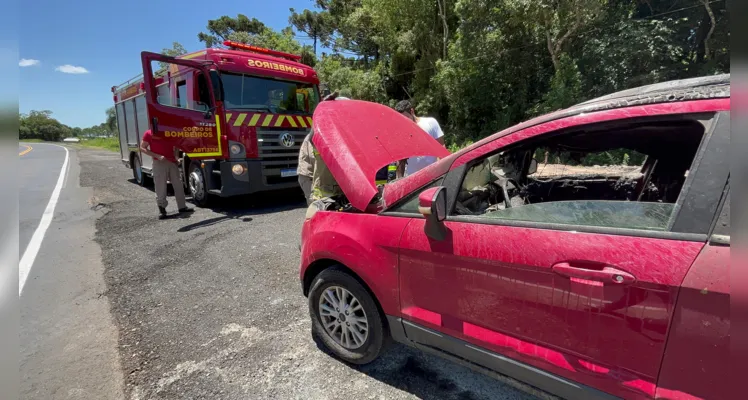 Carro, modelo Ford EcoSport, era conduzido por um casal de idosos. 