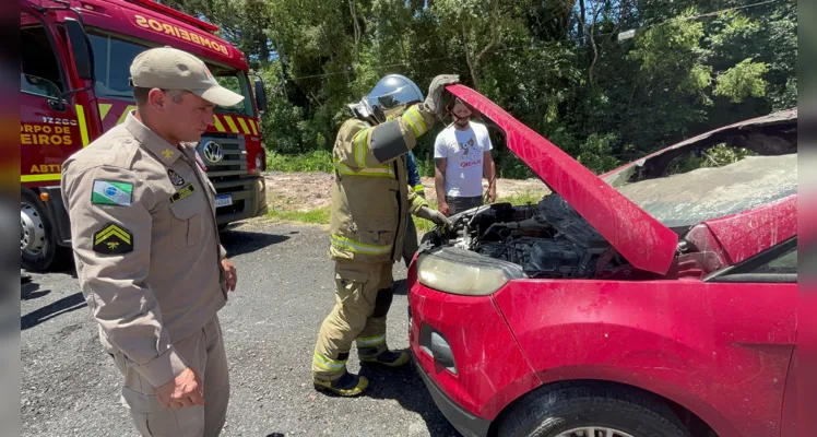 Carro, modelo Ford EcoSport, era conduzido por um casal de idosos. 