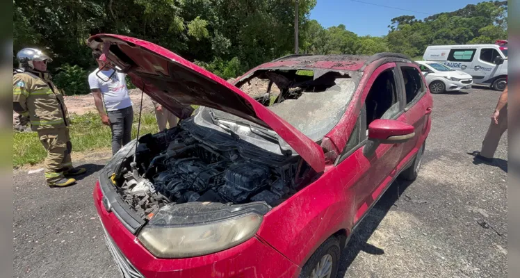 Carro, modelo Ford EcoSport, era conduzido por um casal de idosos. 