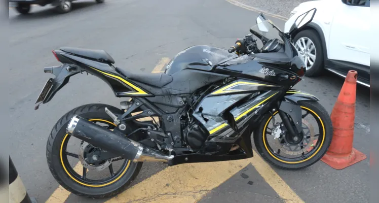 Acidente em rotatória deixa motociclista ferido em PG