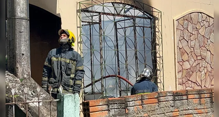 Equipes dos Bombeiros da Polícia Militar estão no local