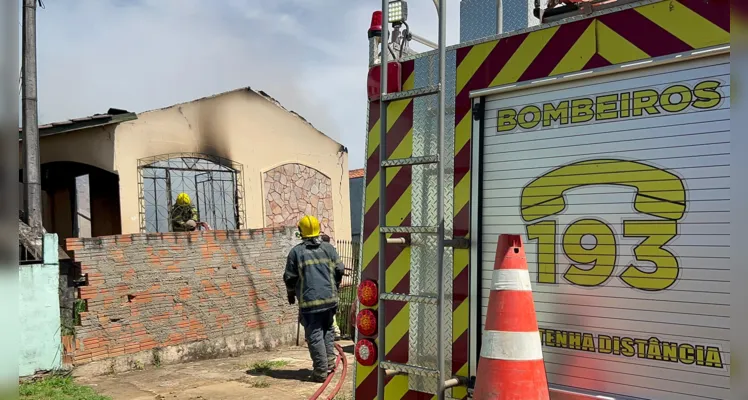 Equipes dos Bombeiros da Polícia Militar estão no local