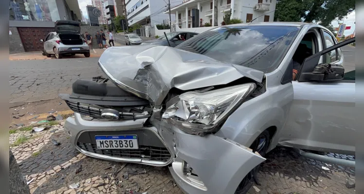 Veículo Hyundai HB20 invadiu a prefencial e colidiu com o Ford Focus.