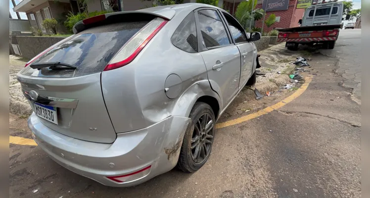 Veículo Hyundai HB20 invadiu a prefencial e colidiu com o Ford Focus.