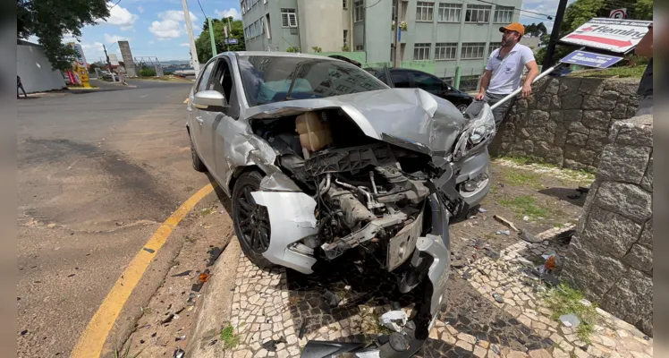 Veículo Hyundai HB20 invadiu a prefencial e colidiu com o Ford Focus.