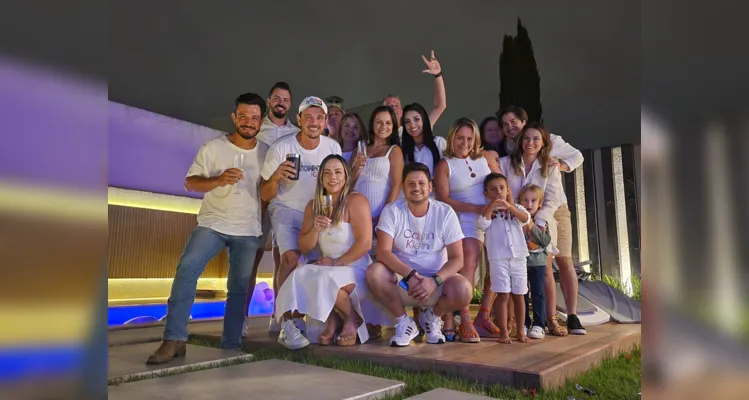 Fernanda Portugal, Adriano Nadal, Jessica Muhlenbruch, Thiago
Muhlenbruch, Angela Quintiliano, Julianna Cancelli,Leandro
Cancelli, Bera Muhlenbruch, Alexandre Muhlenbruch, Eduardo
Almeida,Aline Zimmermann Bley, Marlon Câmara Lopes, Vanessa
Câmara Lopes e os pequenos Pedro Muhlenbruch e Matheus
Câmara Lopes