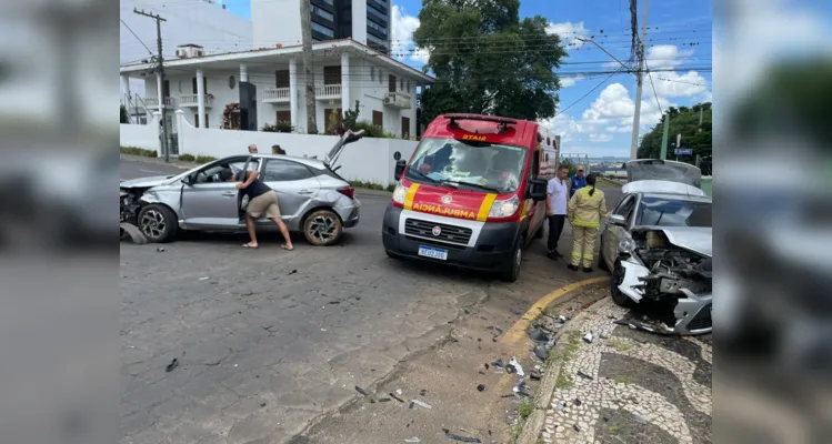 Veículo Hyundai HB20 invadiu a prefencial e colidiu com o Ford Focus.