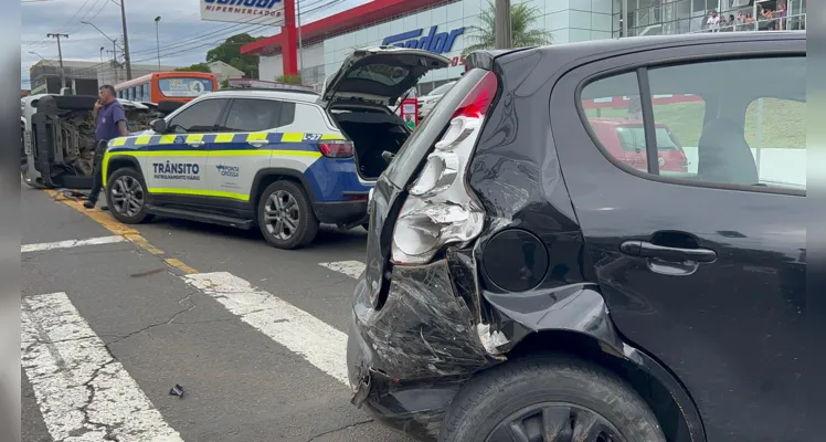 Acidente ocorreu na Avenida Monteiro Lobato e envolveu um Fiat Pálio, uma caminhonete Ford Ranger, uma caminhonete Chevrolet S10 e uma motocicleta Yamaha 150.