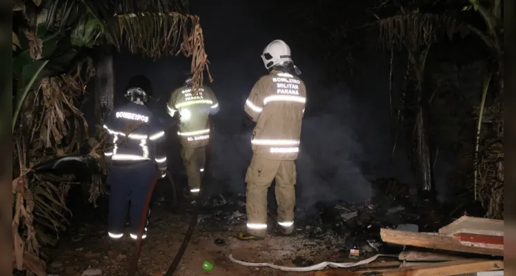 Bombeiros foram acionados pouco antes das 2 horas da manhã