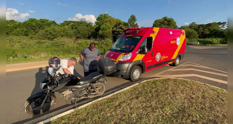 Motociclista colidiu lateralmente com o carro. 