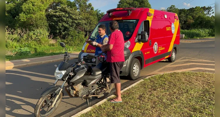 Motociclista colidiu lateralmente com o carro. 