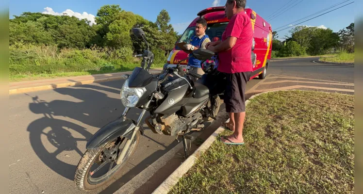 Motociclista colidiu lateralmente com o carro. 