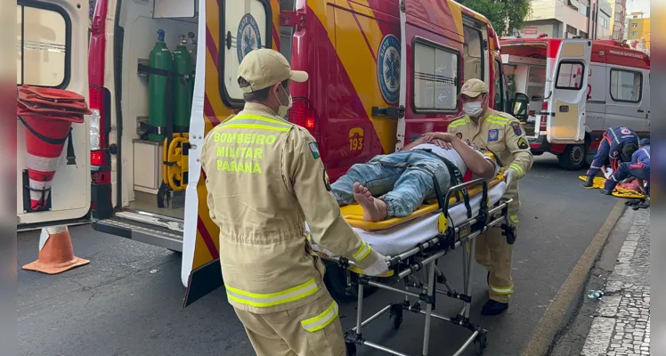 Atropelamento deixa duas vítimas no centro de Ponta Grossa