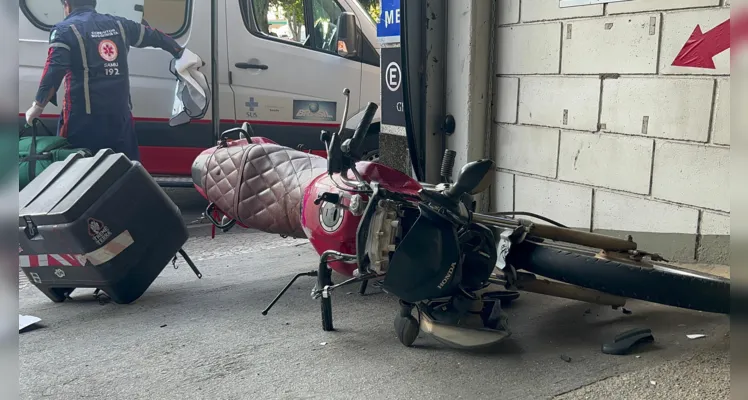 Atropelamento deixa duas vítimas no centro de Ponta Grossa