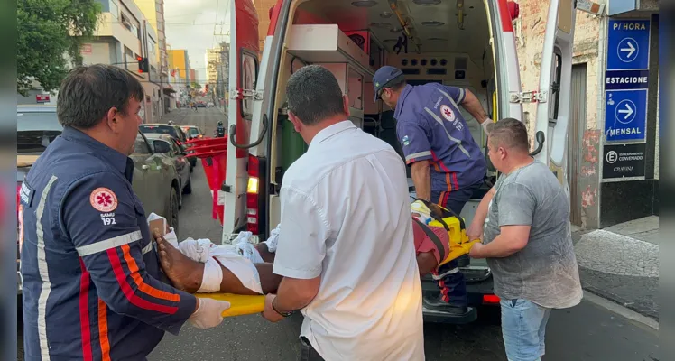 Atropelamento deixa duas vítimas no centro de Ponta Grossa