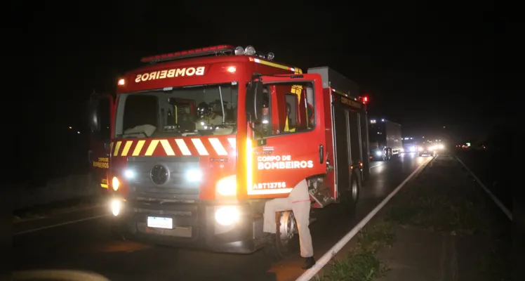 Motorista perde o controle e carro escala canteiro central na '376'