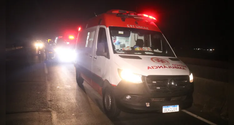Motorista perde o controle e carro escala canteiro central na '376'