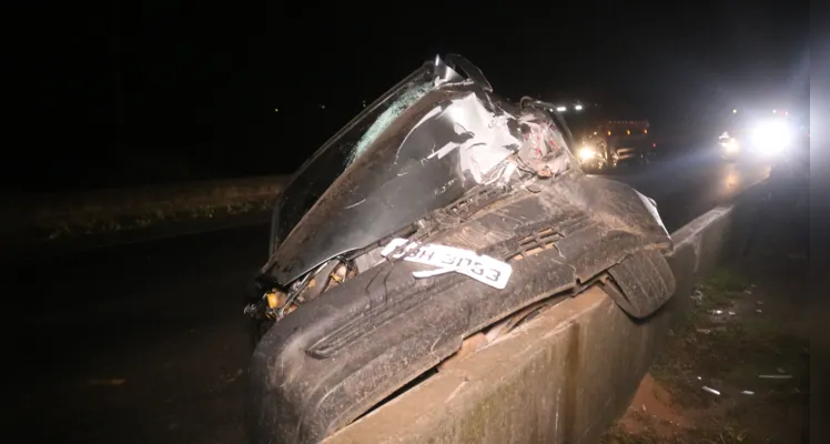 Motorista perde o controle e carro escala canteiro central na '376'