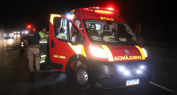 Motorista perde o controle e carro escala canteiro central na '376'