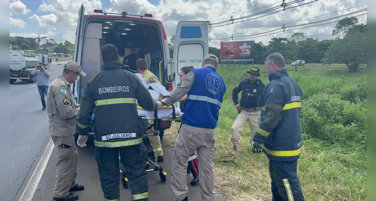 Equipes do Samu, do Siate e da Polícia Rodoviária Federal fizeram a retirada das vítimas do veículo e prestaram os primeiros atendimentos