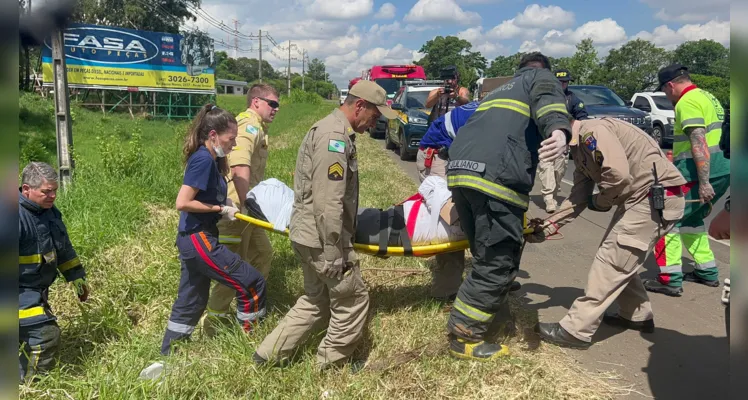 Equipes do Samu, do Siate e da Polícia Rodoviária Federal fizeram a retirada das vítimas do veículo e prestaram os primeiros atendimentos