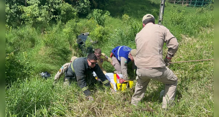 Equipes do Samu, do Siate e da Polícia Rodoviária Federal fizeram a retirada das vítimas do veículo e prestaram os primeiros atendimentos