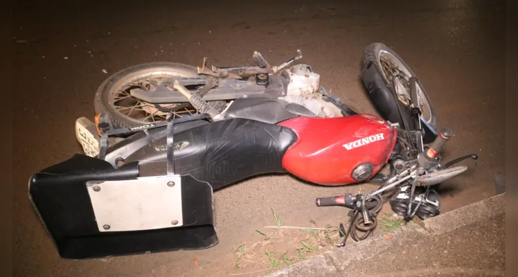O piloto da moto teve fratura exposta no joelho
