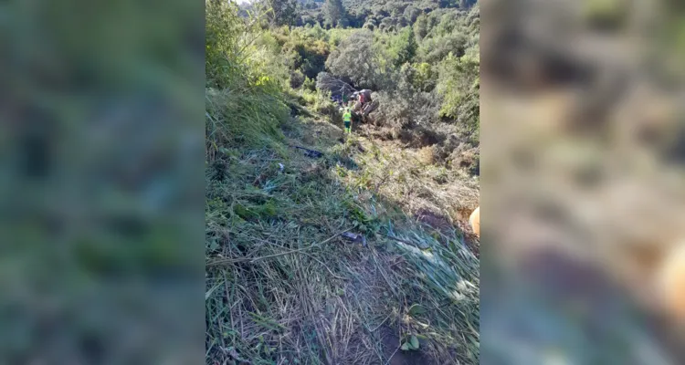 Informações preliminares são de que o pneu do veículo teria estourado, o motorista perdeu o controle e saiu da pista.