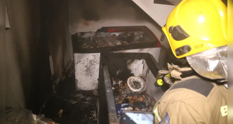 Freezer pega fogo e causa incêndio em supermercado em PG