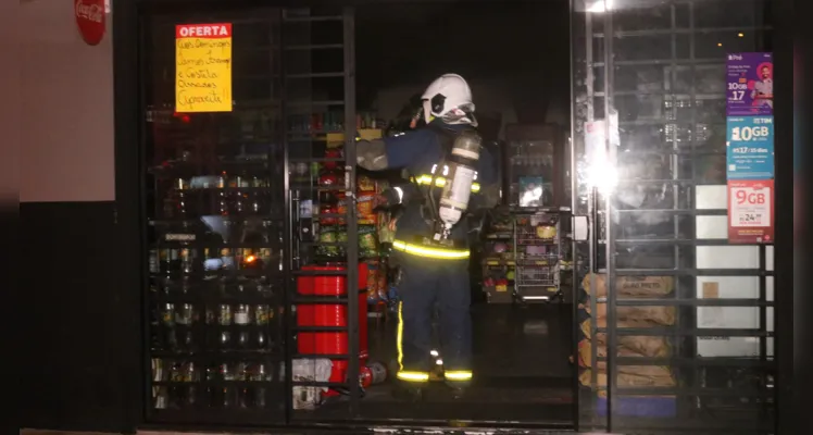 Freezer pega fogo e causa incêndio em supermercado em PG